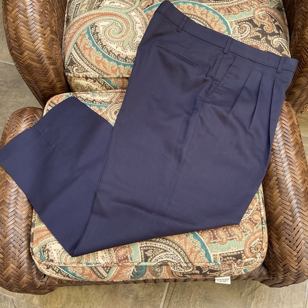 Haggar men’s pleated navy blue pants. EUC